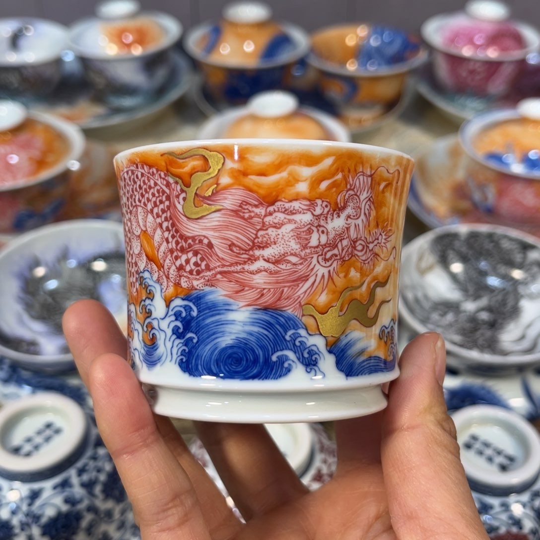 青花矾红龙纹容天杯