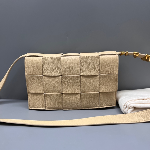 95新 BOTTEGA VENETA/葆蝶家 编织Cassette单肩斜跨包 尺寸23*15 