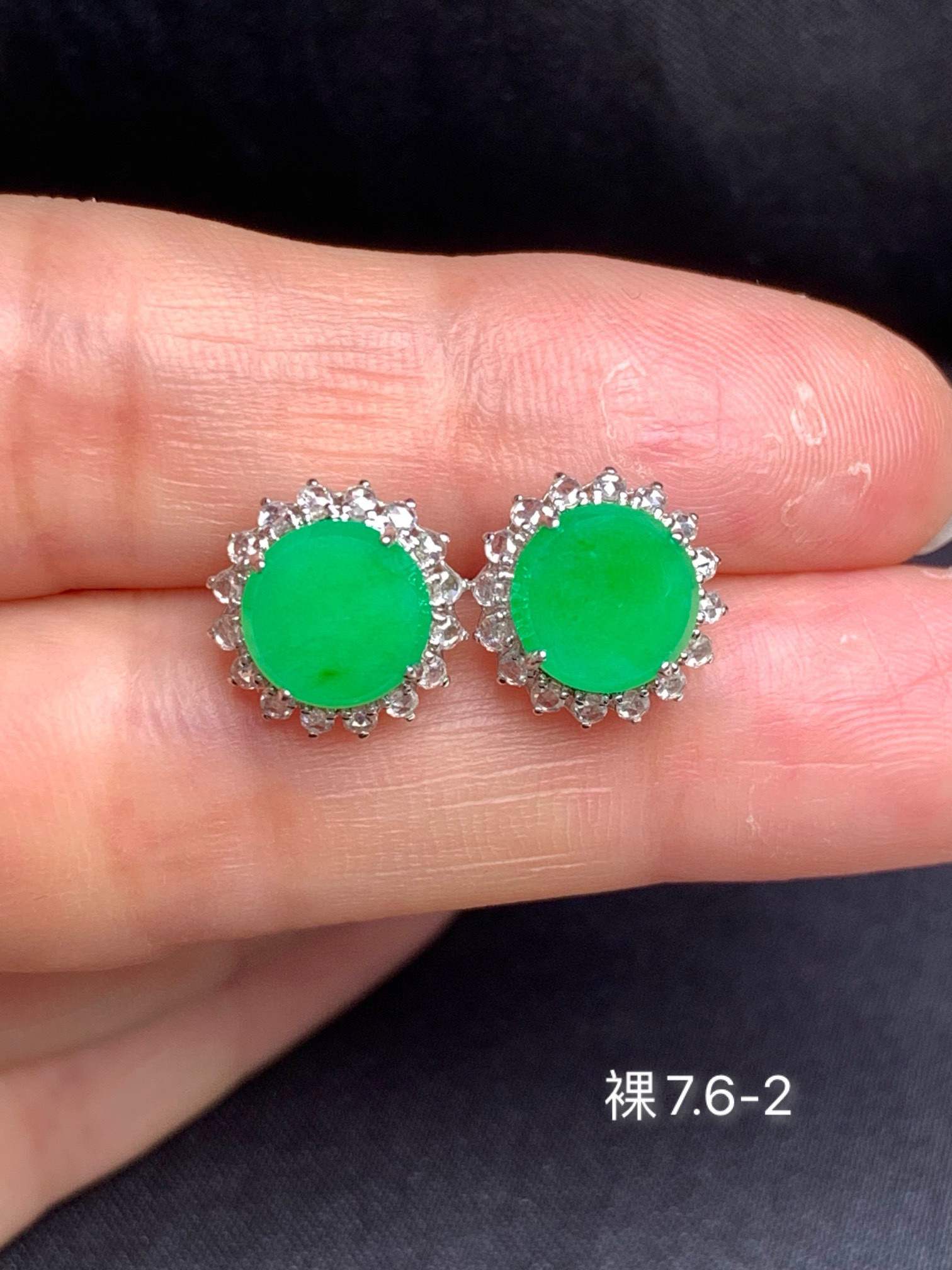满绿翡翠圆牌耳钉 颜色阳 品质不错 镶嵌精致