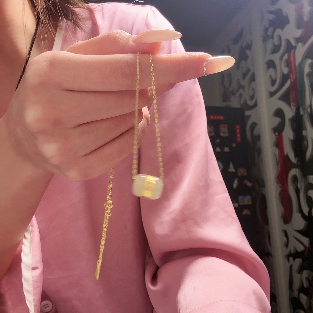 和田玉颈饰18K金镶嵌路路通