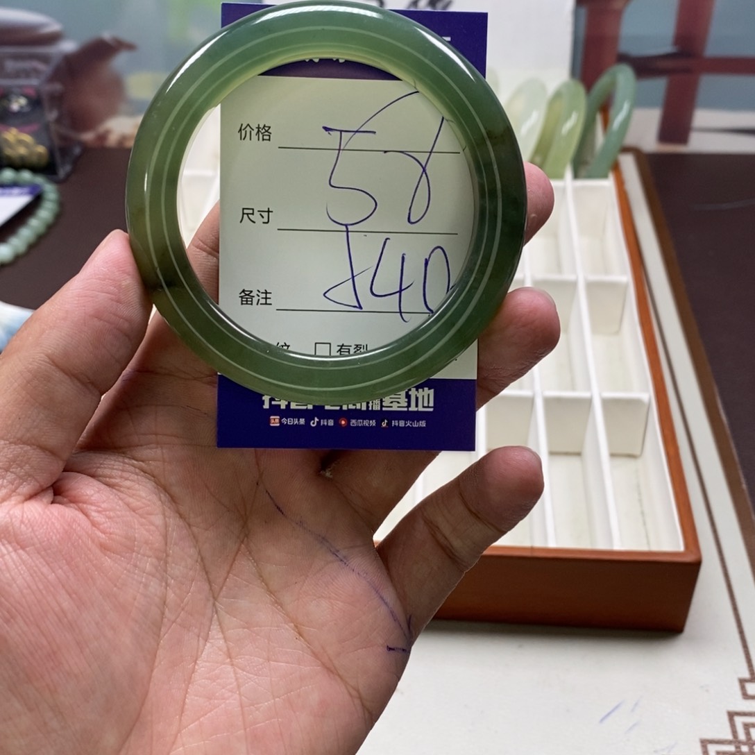 蛇纹石玉手镯未镶嵌