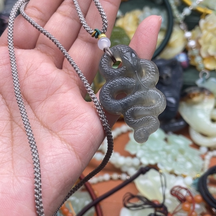 蛇纹石玉吊坠合金
