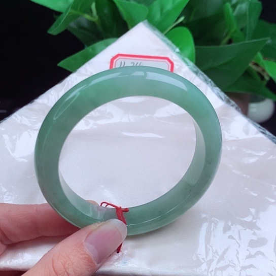 翡翠手镯未镶嵌      正圈57 满绿