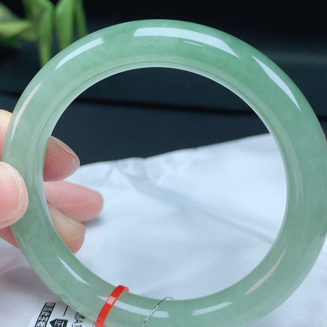 翡翠手镯未镶嵌55圈