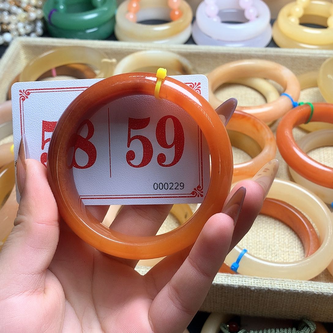 未镶嵌石英质玉（黄龙玉）手镯