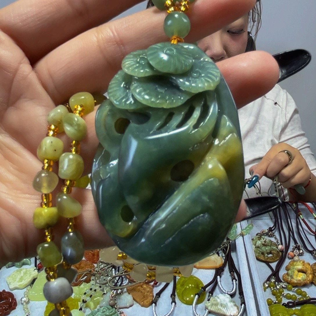 蛇纹石玉未镶嵌颈饰