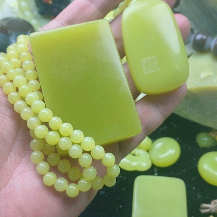 布新疆若羌黄玉无事牌