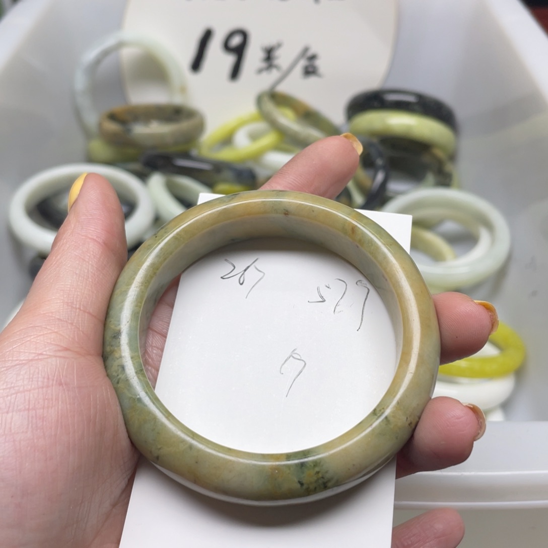 蛇纹石玉未镶嵌手镯