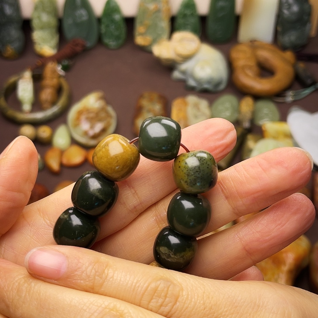 一***）岫岩河磨玉（透闪石质玉）未镶嵌颈饰