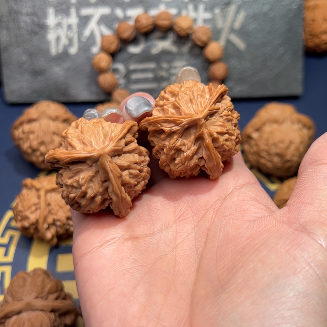 文玩核桃把件盘山三棱原桩38