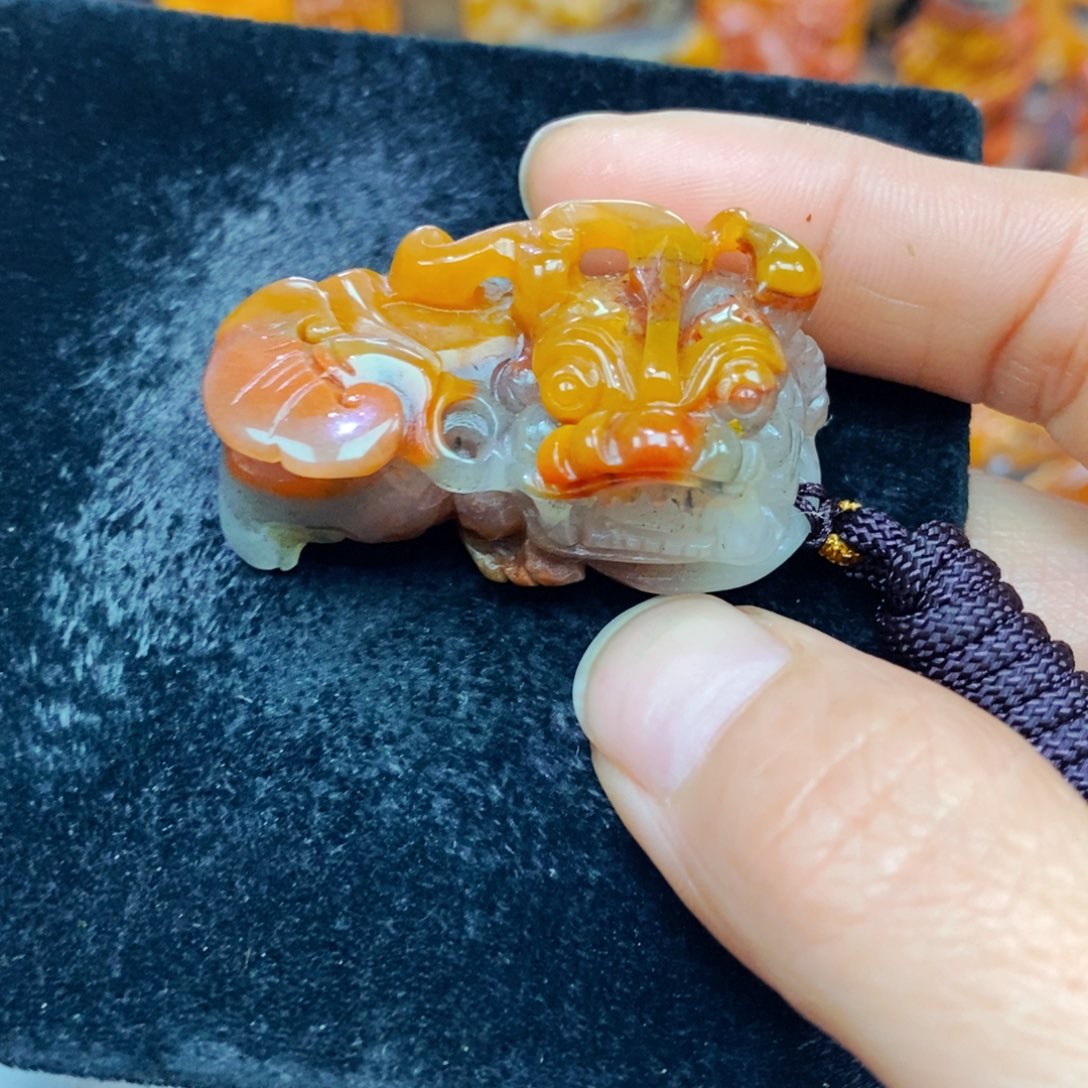 未镶嵌石英质玉（黄龙玉）颈饰