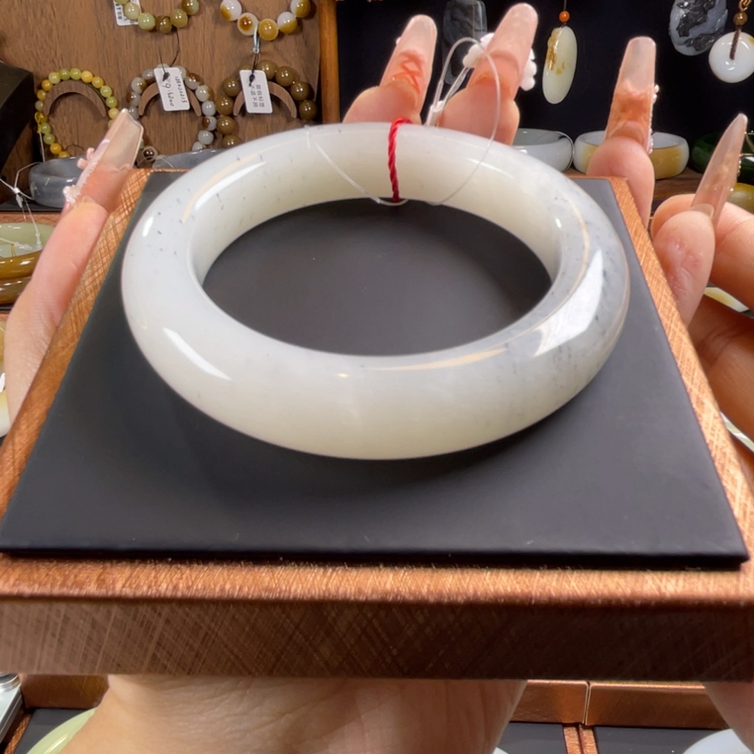 晚***晚和田玉未镶嵌手镯