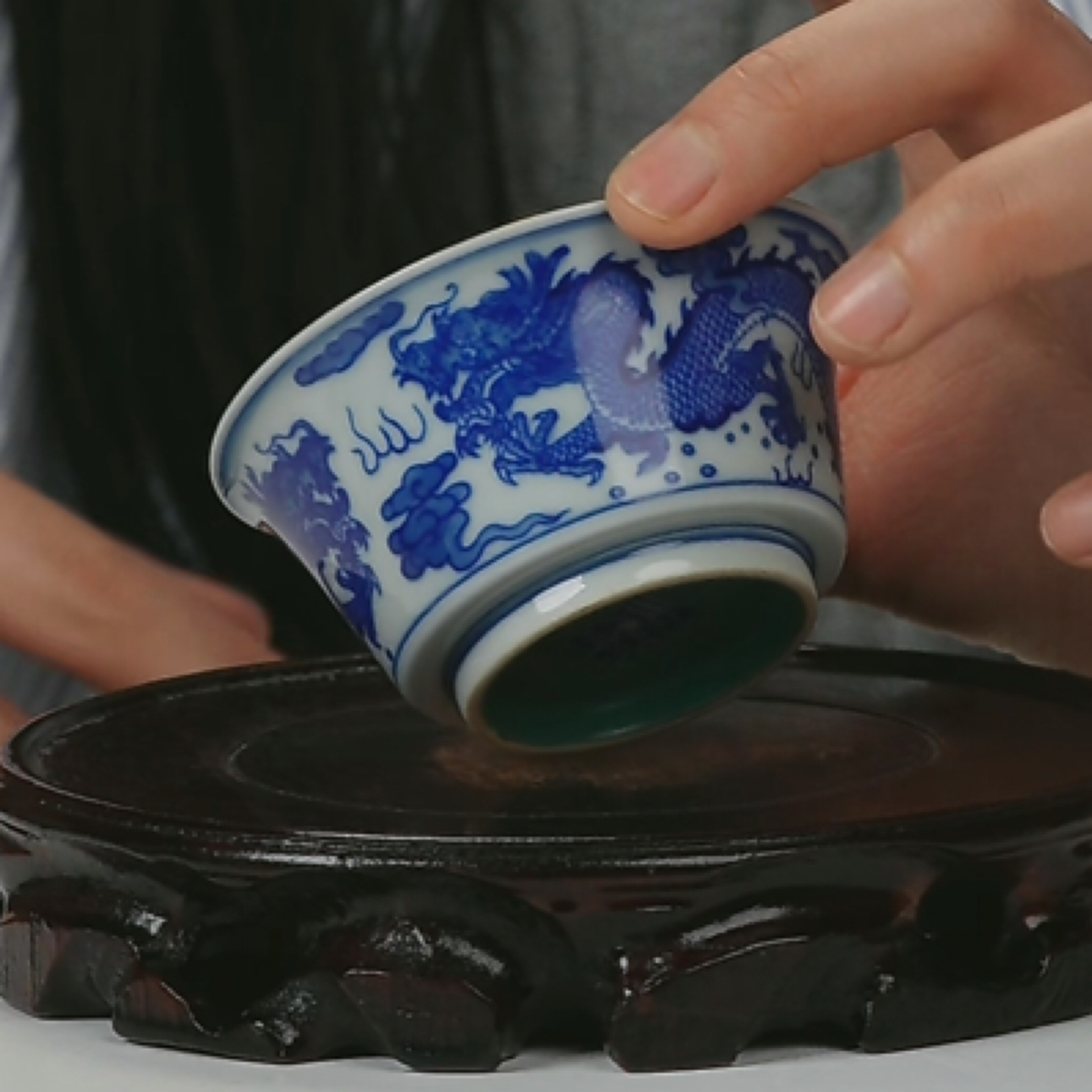 M内松石绿釉外青花龙戏珠纹马蹄杯