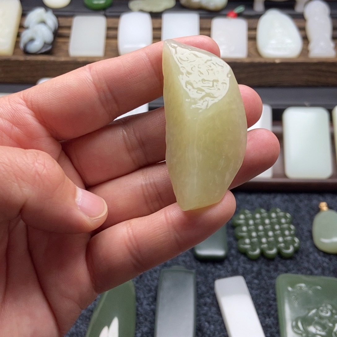 和田玉未镶嵌颈饰光*