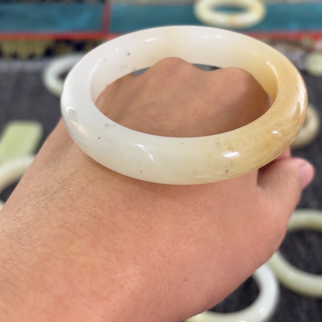 伞***伞和田玉（糖玉）未镶嵌手镯