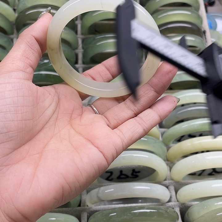 蛇纹石玉未镶嵌手镯249