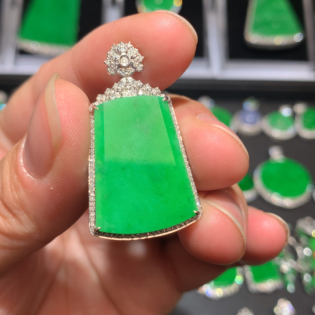 翡翠颈饰18K金镶嵌翡翠