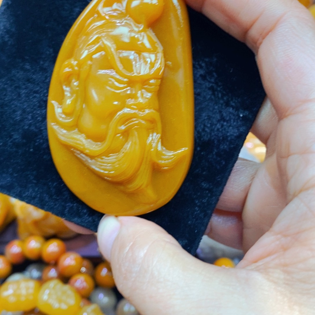 未镶嵌石英质玉（黄龙玉）颈饰