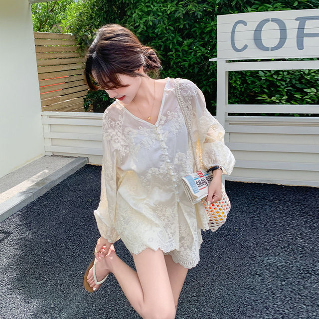 米白色蕾丝刺绣防晒服套装女夏薄2025新款宽松休闲上衣短裤两件套