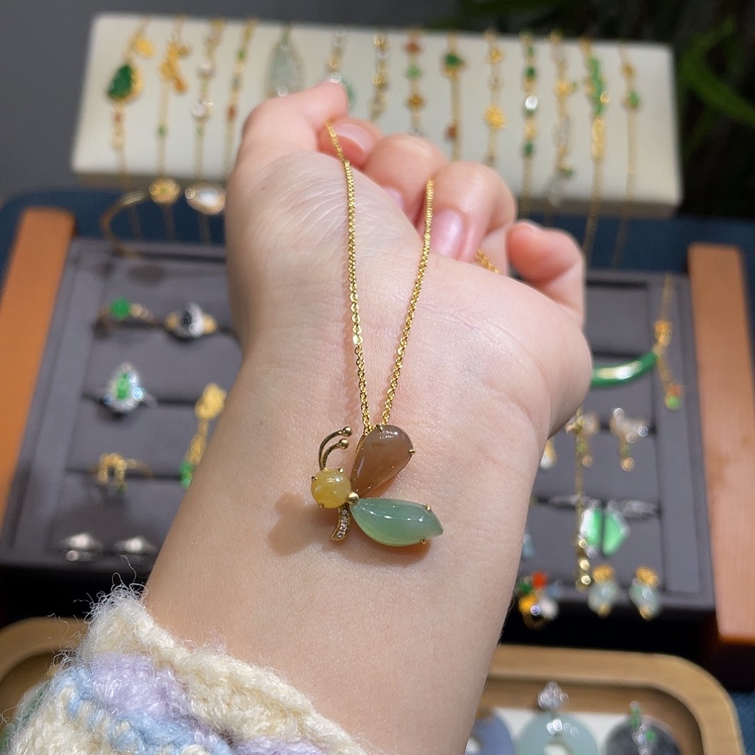 翡翠吊坠(不含链)18K金镶嵌三彩蝴蝶
