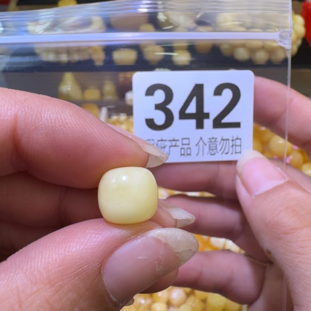 未镶嵌琥珀裸石10.5×9.8微瑕