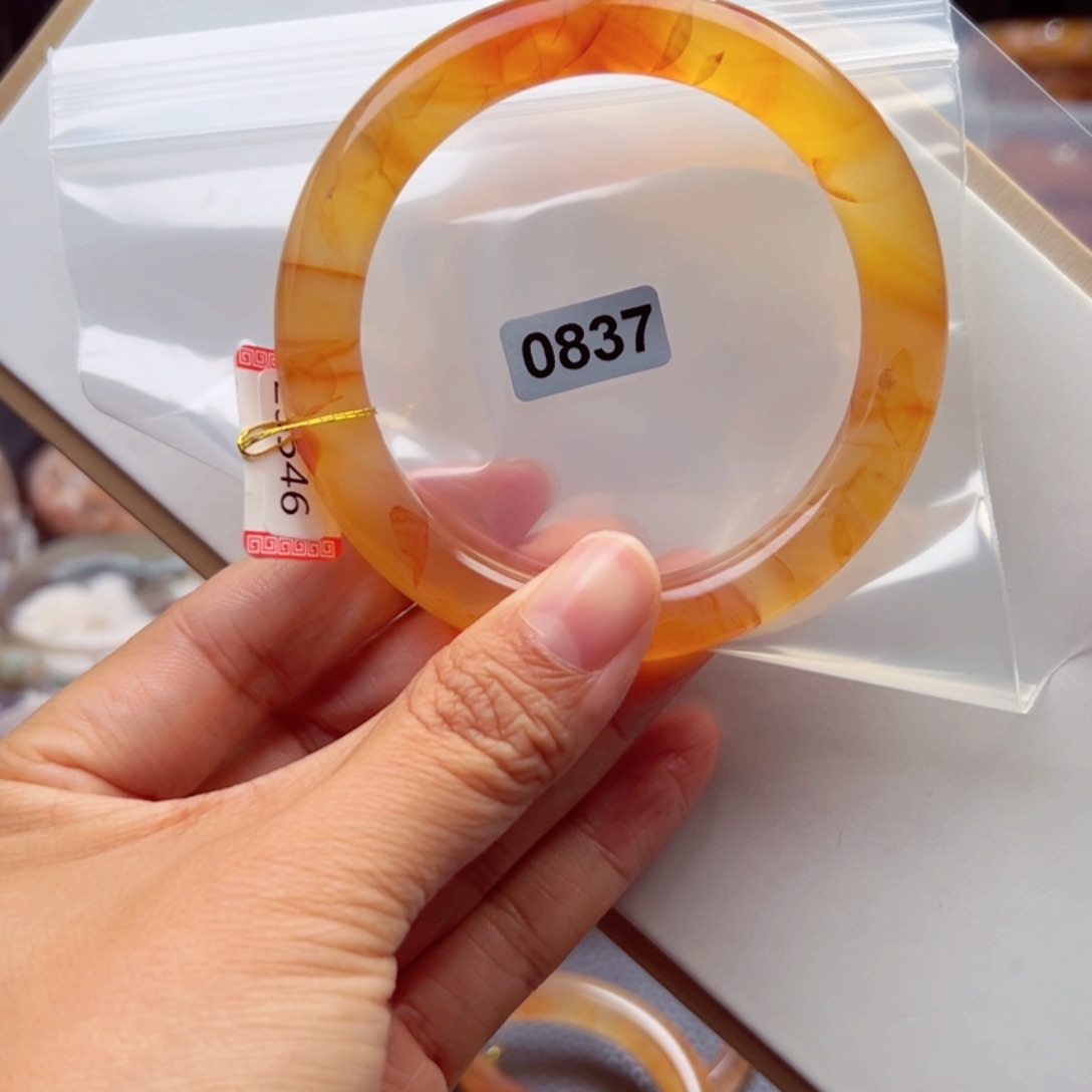 玛瑙/玉髓手镯未镶嵌莫**?