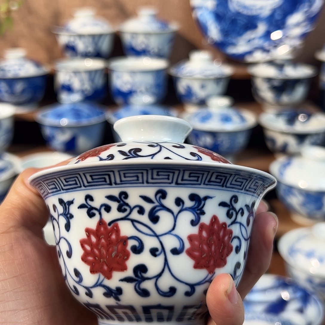 青花釉里红缠枝莲盖碗