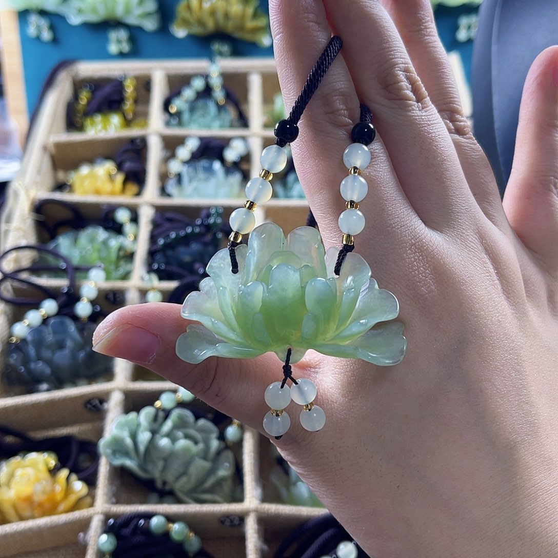 蛇纹石玉颈饰合金