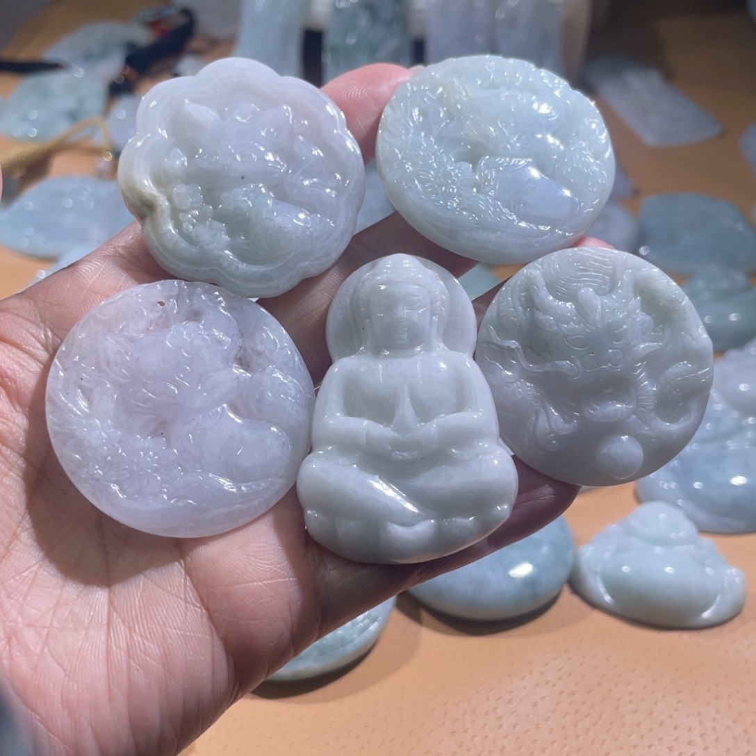 翡翠未镶嵌颈饰翡翠，微瑕