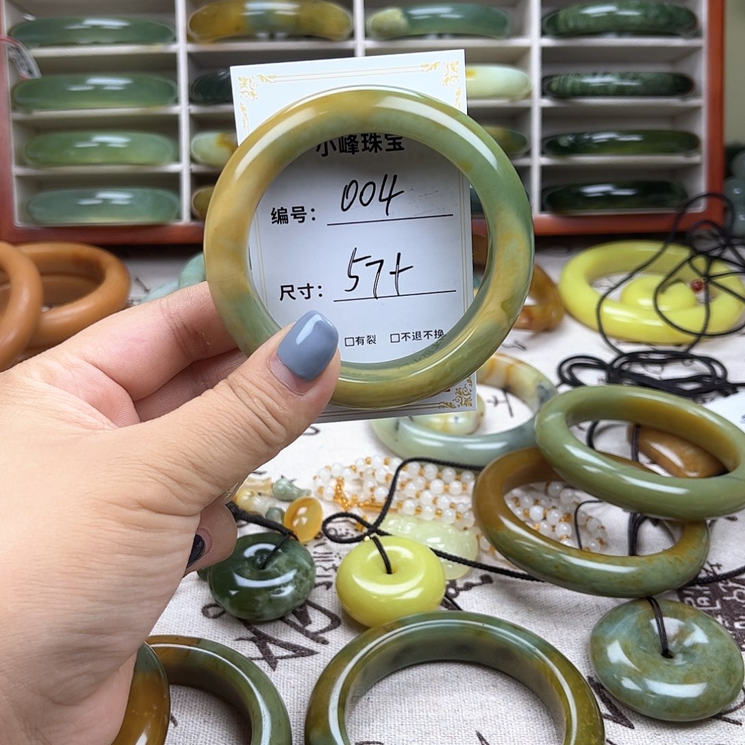 蛇纹石玉手镯未镶嵌画