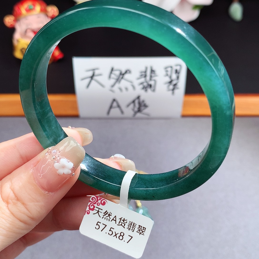 翡翠未镶嵌手镯（圆镯）
