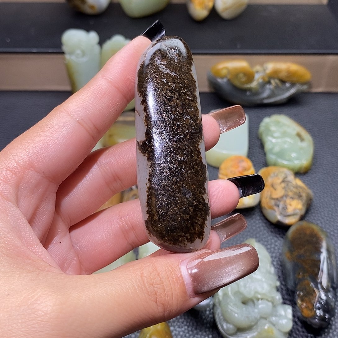 过***云和田玉未镶嵌颈饰