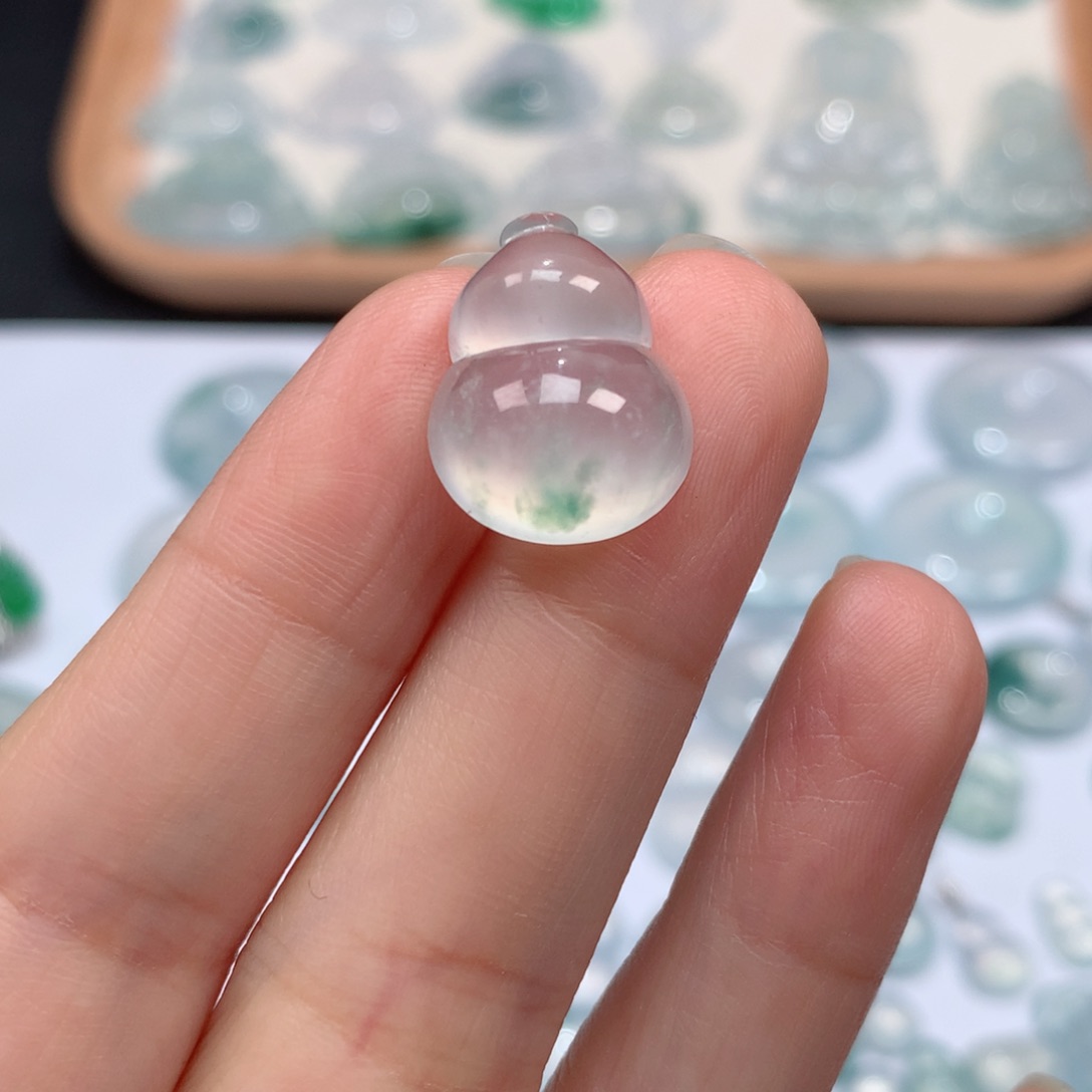 翡翠颈饰未镶嵌高冰飘花胖葫芦