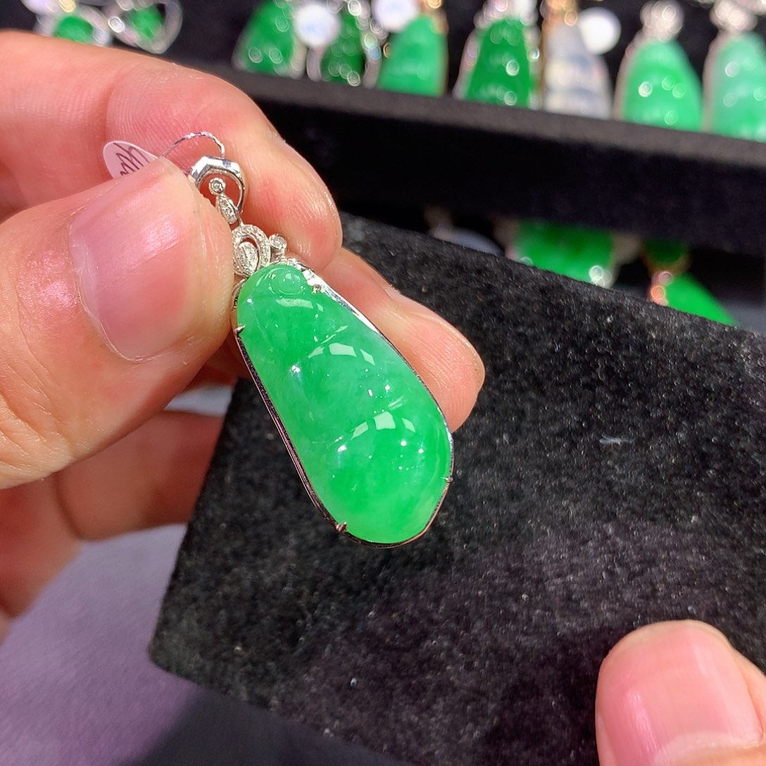 翡翠吊坠(赠链)18K金镶嵌