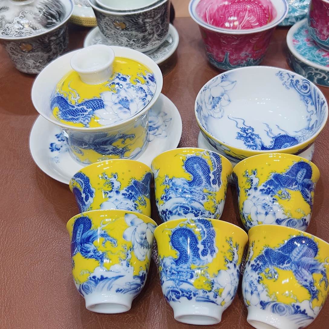 摆件景德镇市和上海浦东国际机场等多条