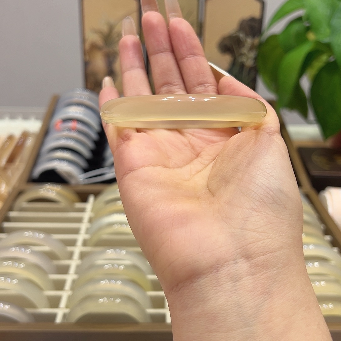 颂***归玛瑙/玉髓未镶嵌手镯