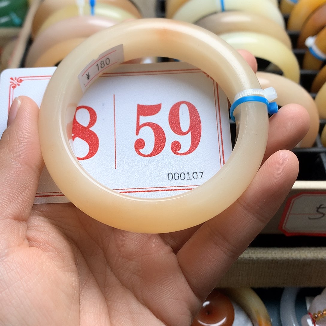 未镶嵌石英质玉（黄龙玉）手镯远***山