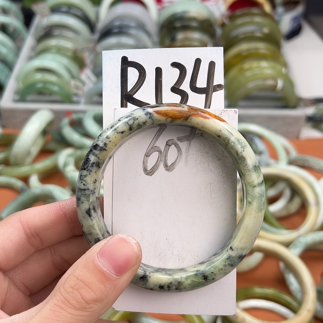 岫玉手镯未镶嵌天然岫玉微瑕，可以正常佩戴