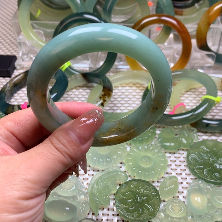 蛇纹石玉手镯58圈口微瑕未镶嵌