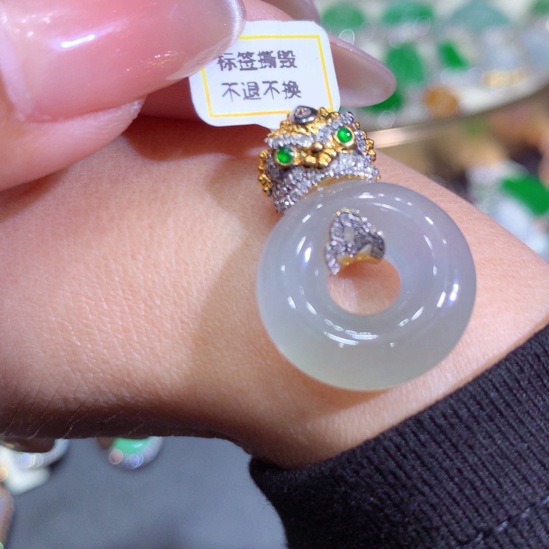 翡翠吊坠(赠链)18K金镶嵌