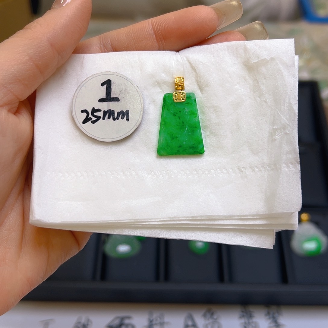 翡翠颈饰18K金镶嵌翡翠