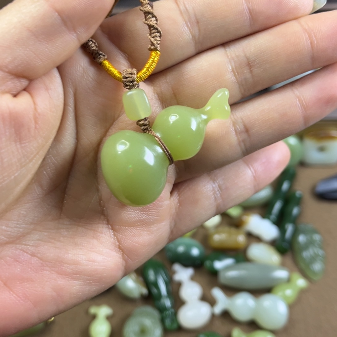 晴***蓝和田玉未镶嵌颈饰