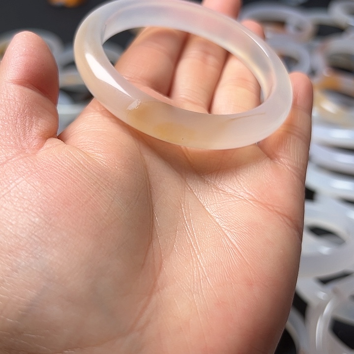 玛瑙/玉髓手镯未镶嵌晚*有扣手