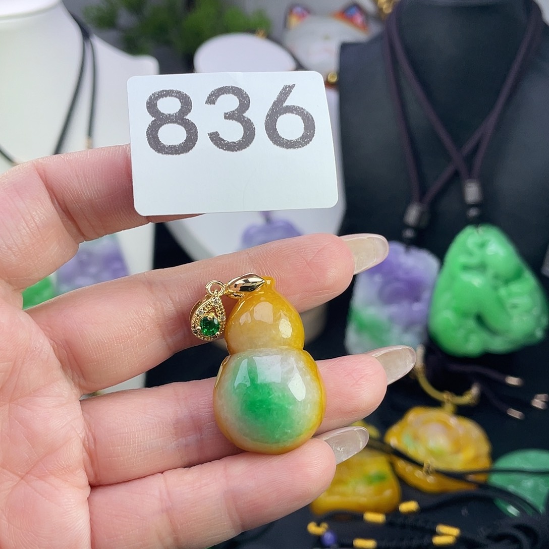 翡翠未镶嵌吊坠(赠链)