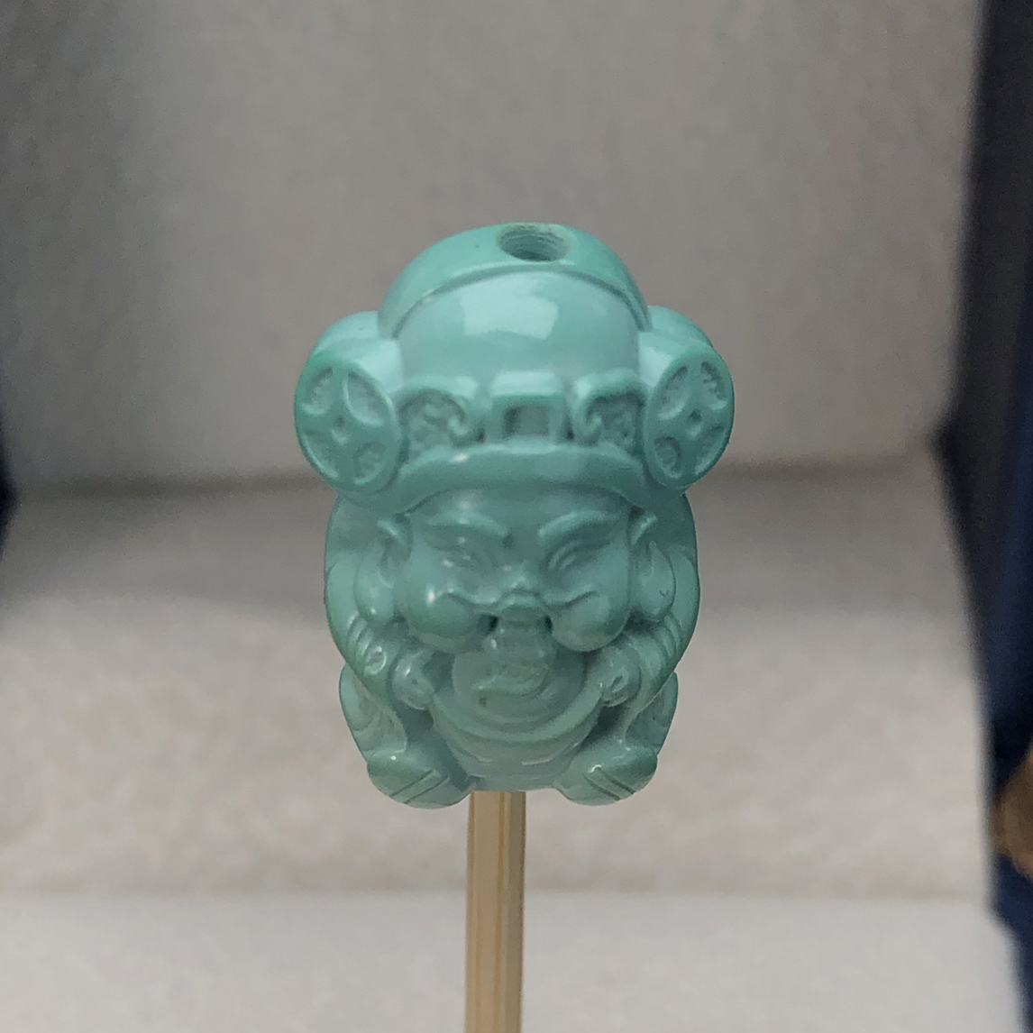 原矿绿松石全品精工立体财神到家尺寸：宽：13.3对孔：19.5厚12.3mm