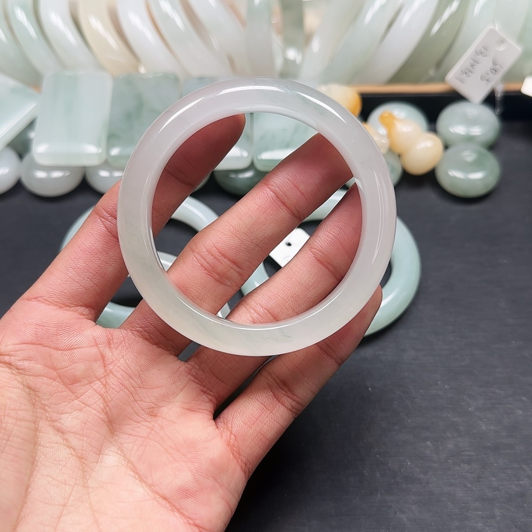 …***。石英质玉未镶嵌手镯