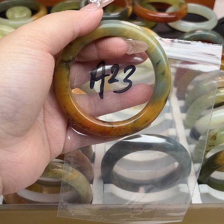 向***浅蛇纹石玉未镶嵌珠宝半成品