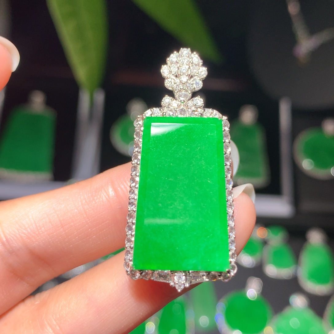 翡翠颈饰18K金镶嵌翡翠