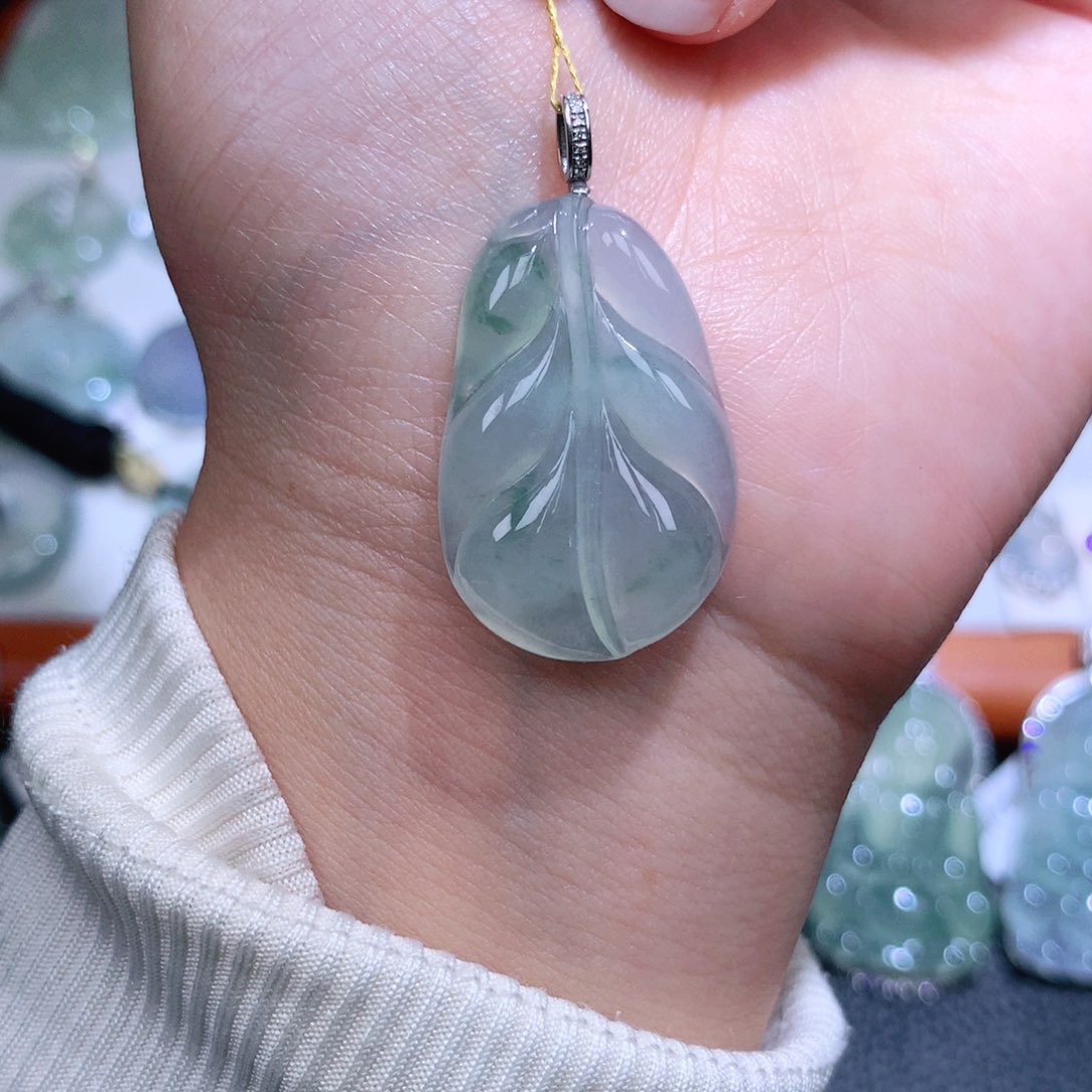 翡翠18K金镶嵌颈饰叶子