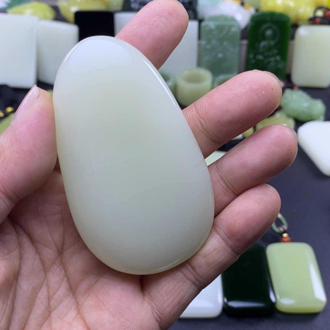 和田玉未镶嵌颈饰宝*